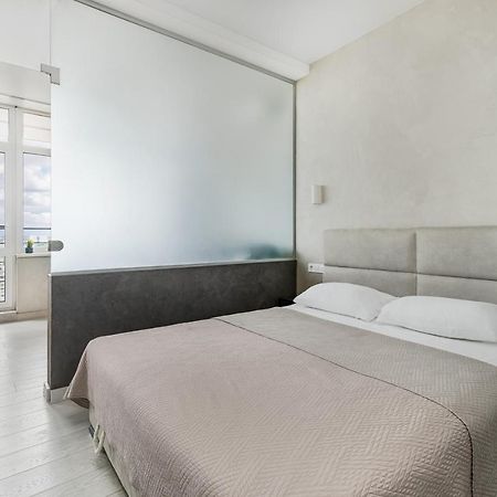 Razor Apartment With Terrace, Kamanina Odesa Exterior photo