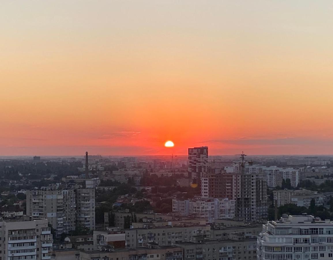 Razor Apartment With Terrace, Kamanina Odesa Exterior photo