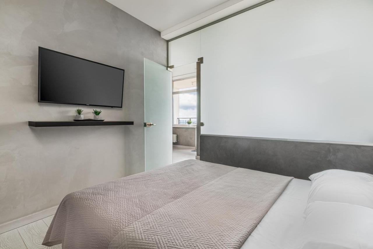 Razor Apartment With Terrace, Kamanina Odesa Exterior photo