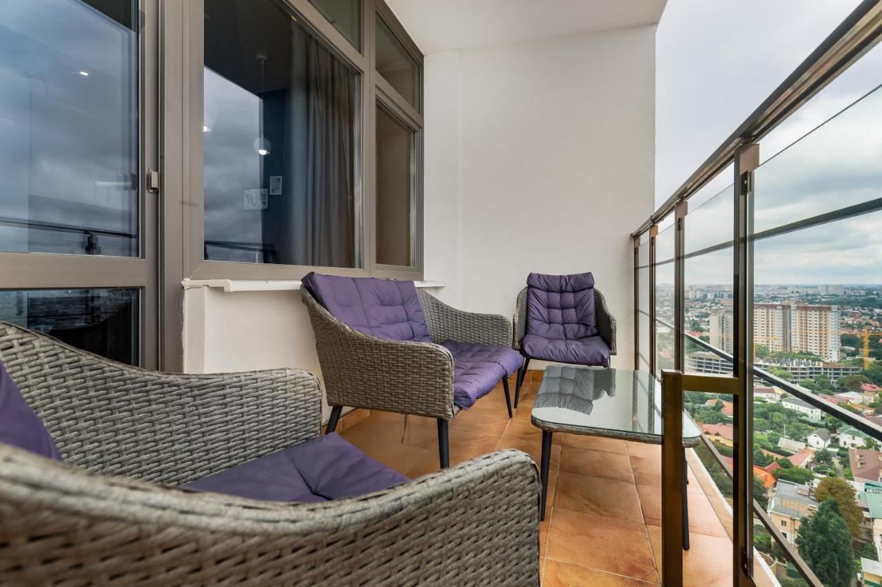 Razor Apartment With Terrace, Kamanina Odesa Exterior photo