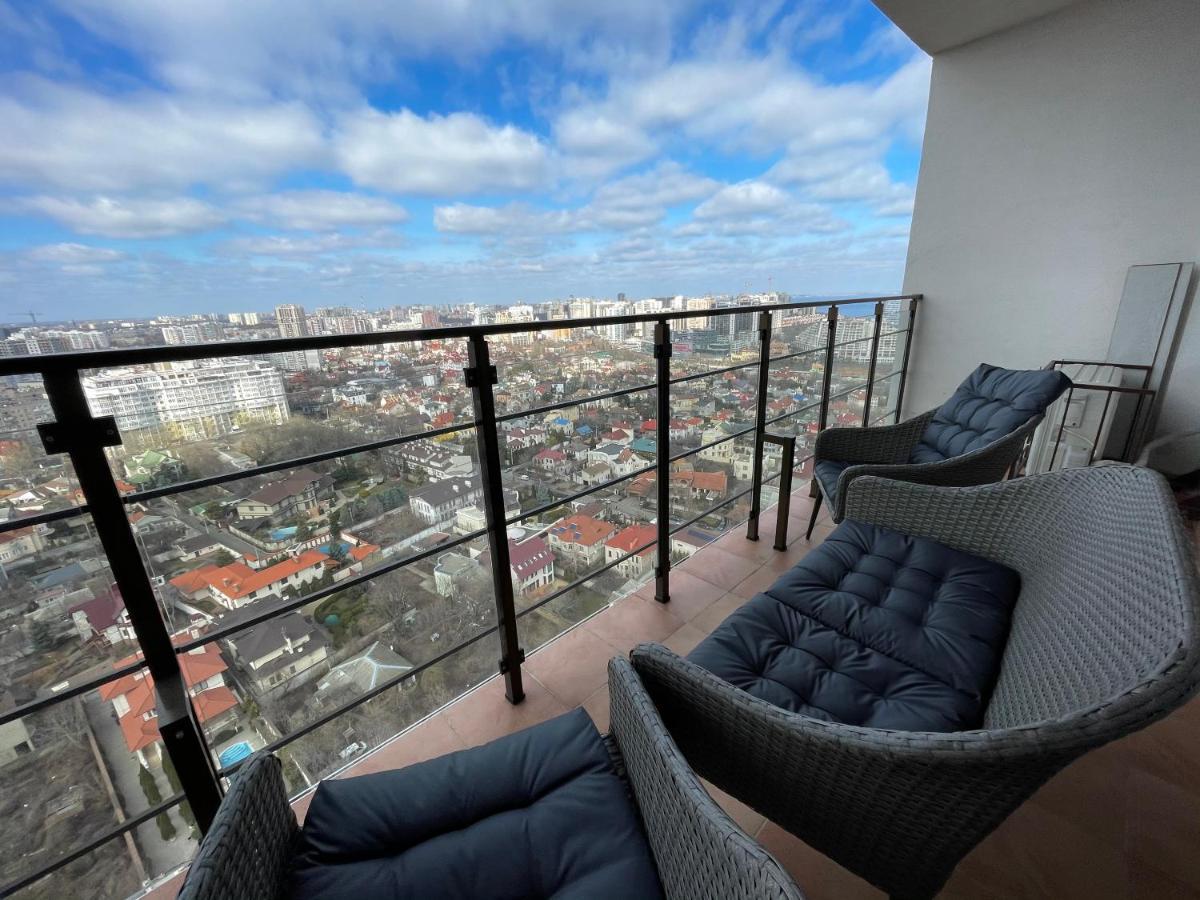 Razor Apartment With Terrace, Kamanina Odesa Exterior photo